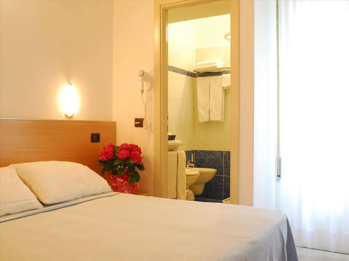 Hotel Veliero リミニ エクステリア 写真